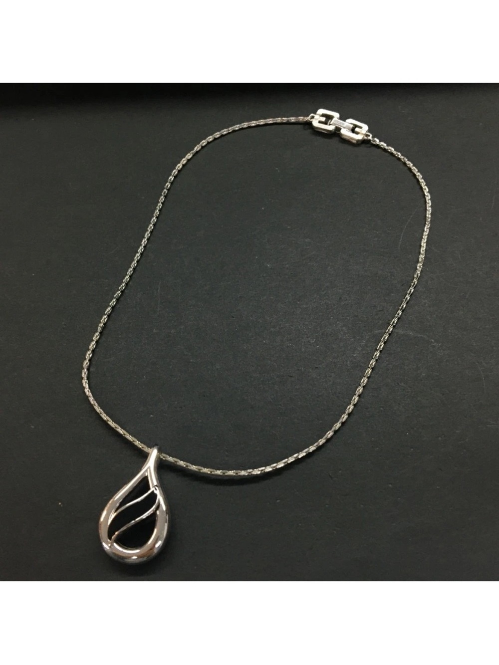 Vintage Givenchy Silver-Tone Abstract Ribbon Teardrop Slider Pendant Necklace👝